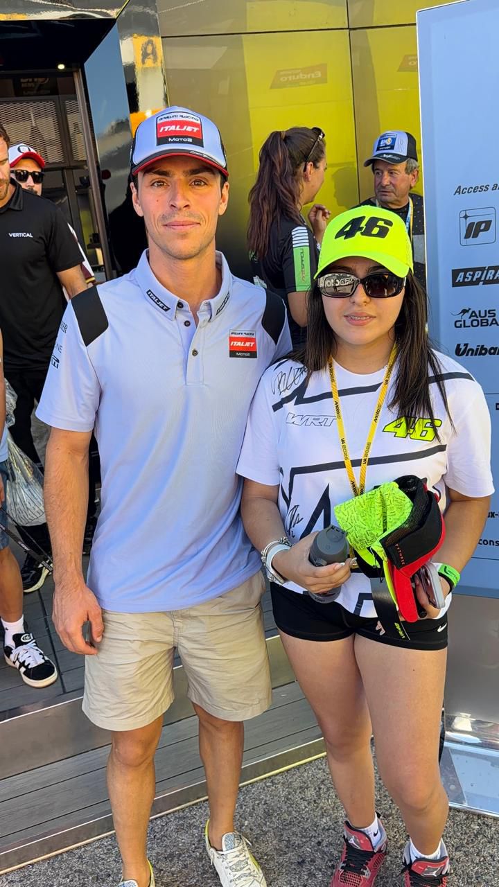Fermín Aldeguer junto a una invitada de la GP Experience
