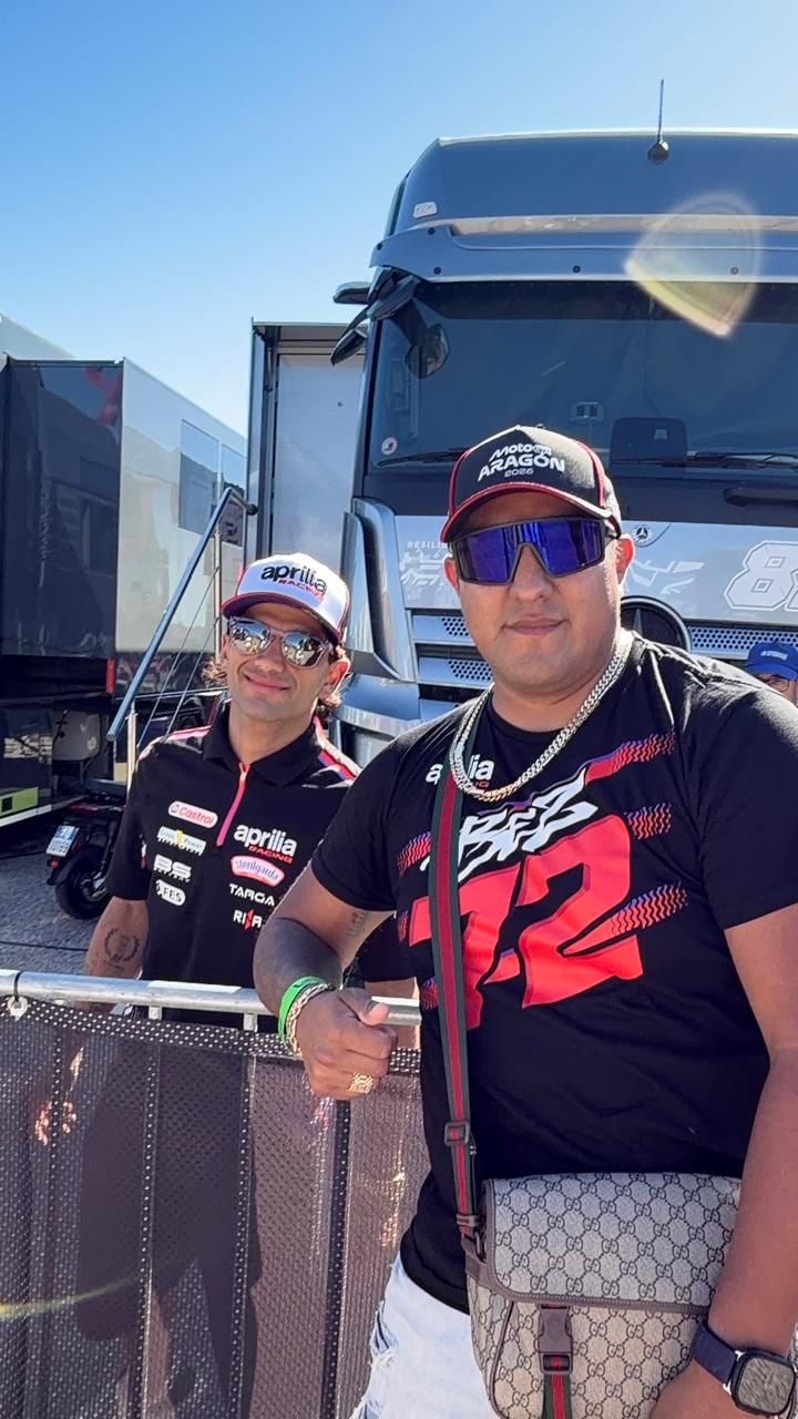 Invitado junto a un piloto en el paddock