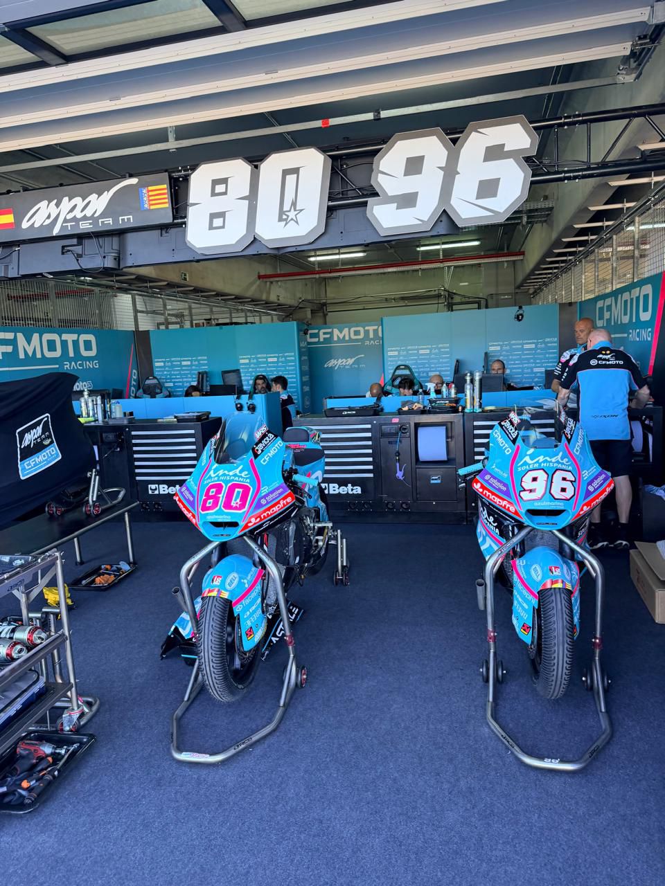 Motos preparadas dentro del box